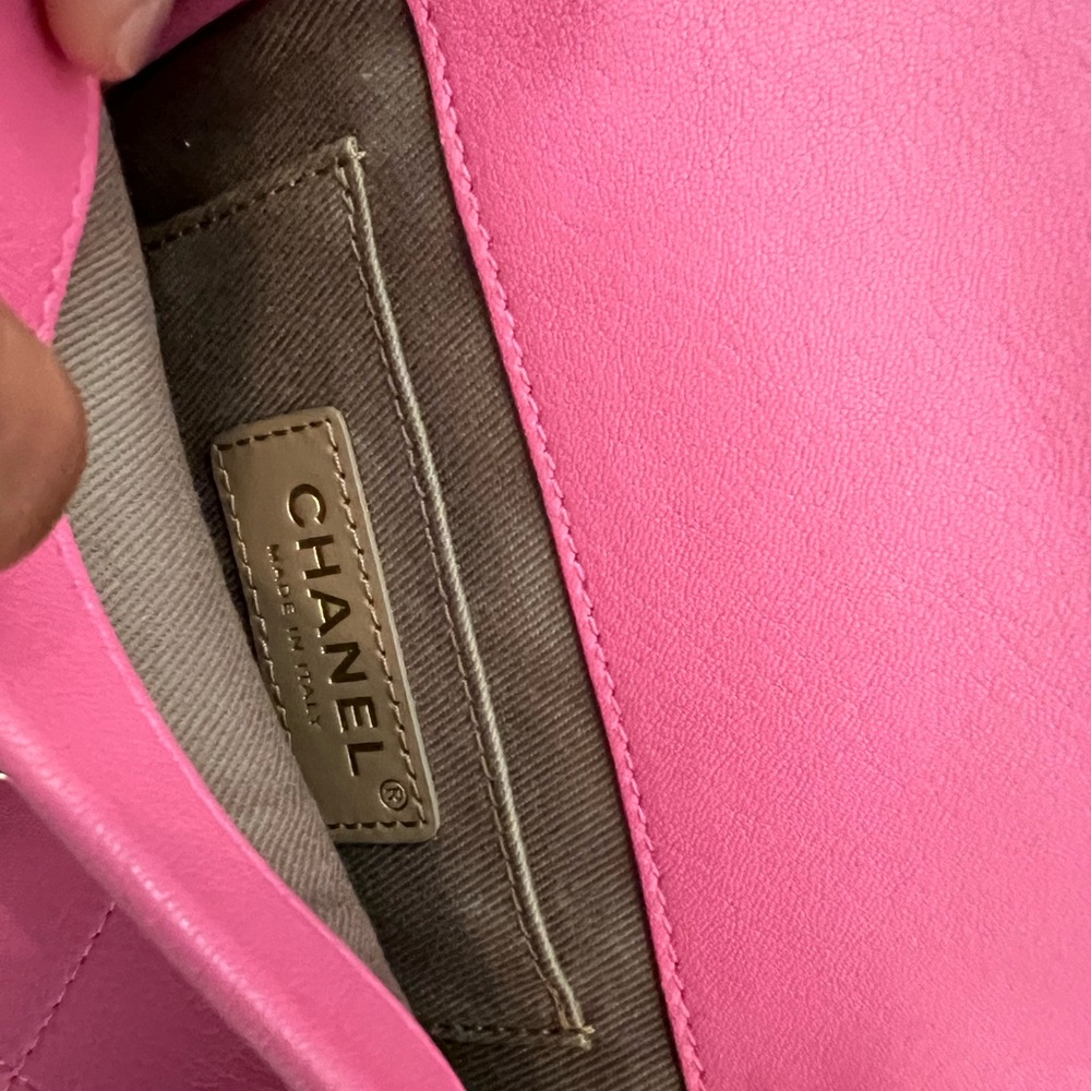 CHANEL Pink Crossbody Bag with Gold-Tone Closure - Picture 5 of 9